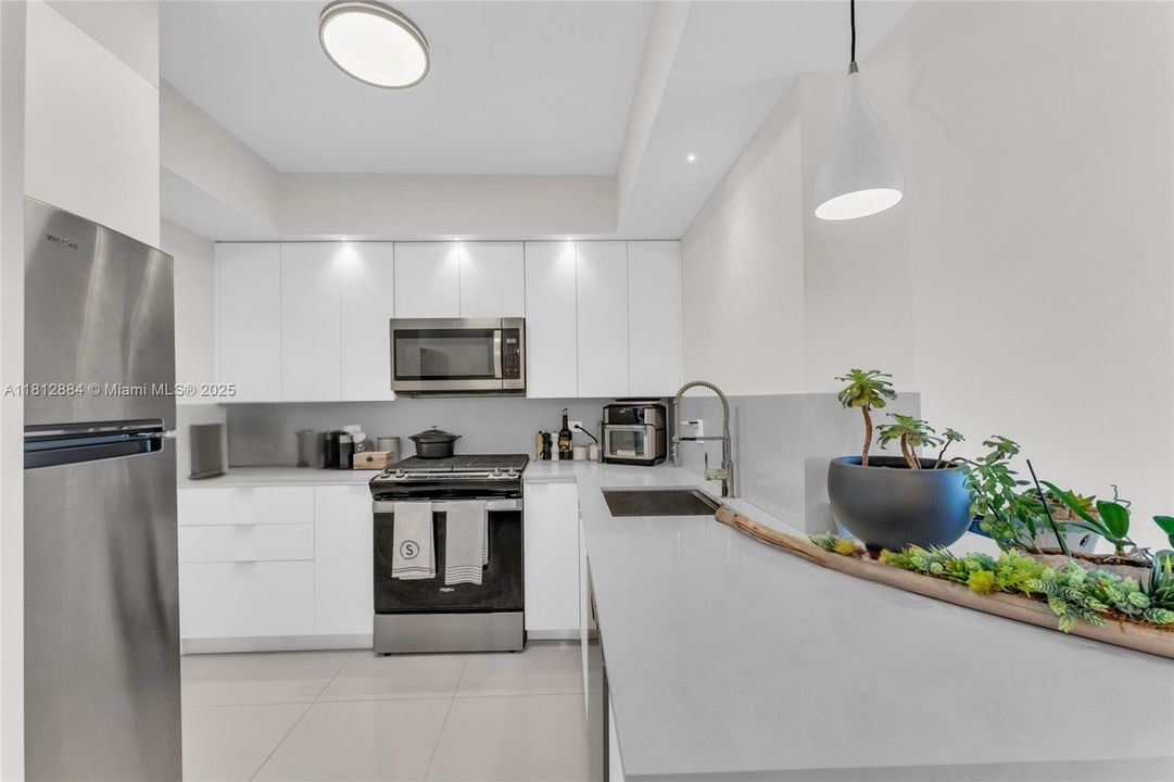 For Sale: $345,000 (1 beds, 1 baths, 760 Square Feet)