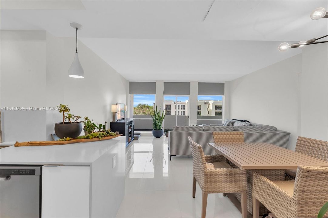 For Sale: $345,000 (1 beds, 1 baths, 760 Square Feet)