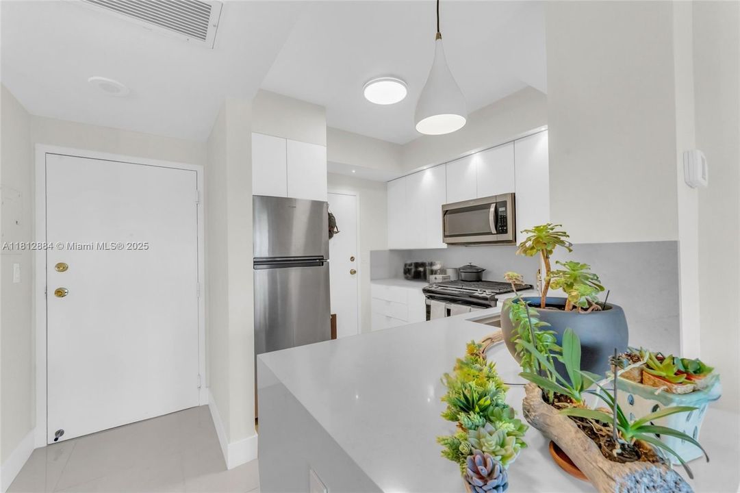 For Sale: $345,000 (1 beds, 1 baths, 760 Square Feet)