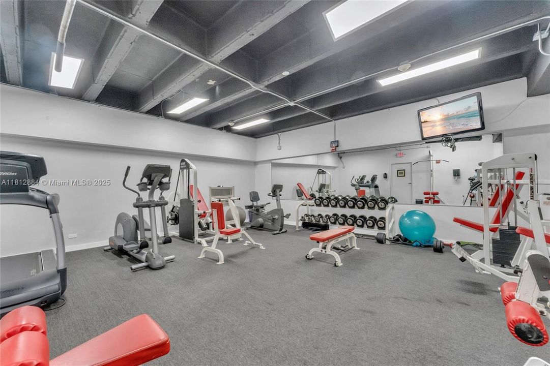 For Sale: $345,000 (1 beds, 1 baths, 760 Square Feet)