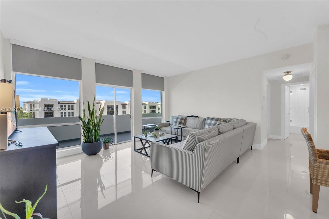 For Sale: $345,000 (1 beds, 1 baths, 760 Square Feet)