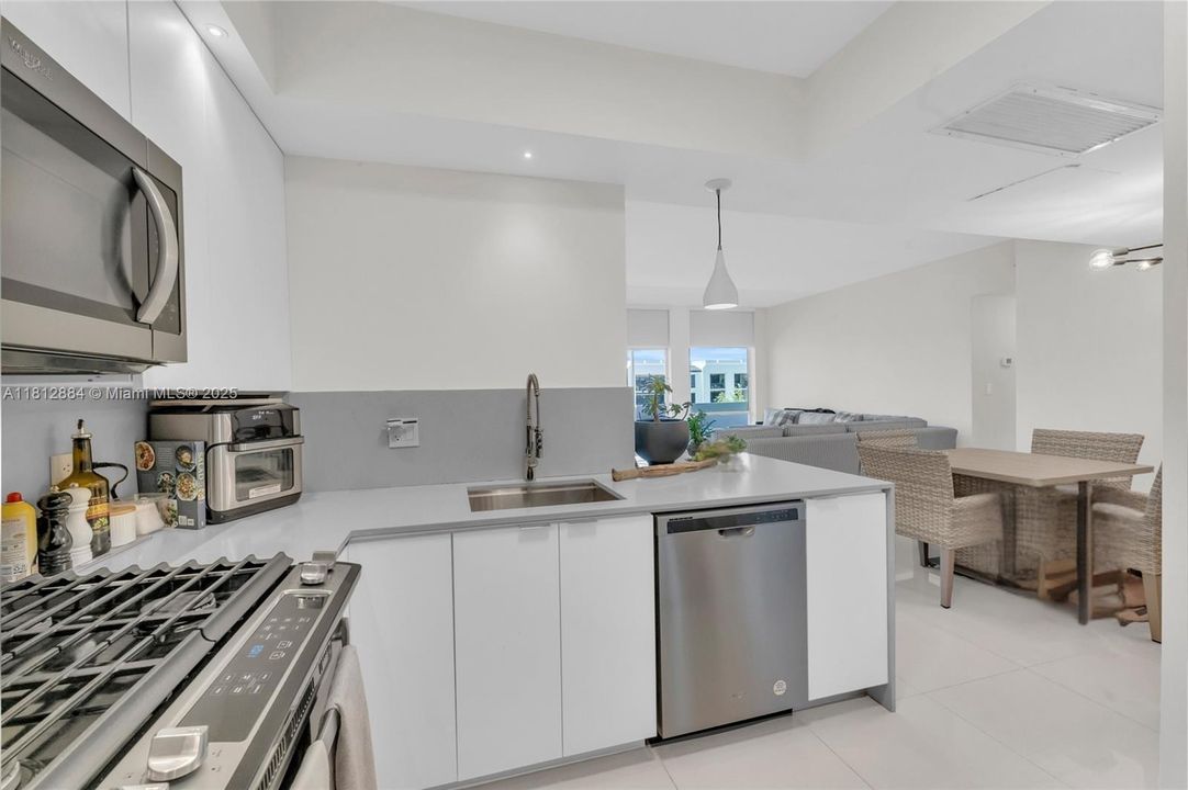 For Sale: $345,000 (1 beds, 1 baths, 760 Square Feet)