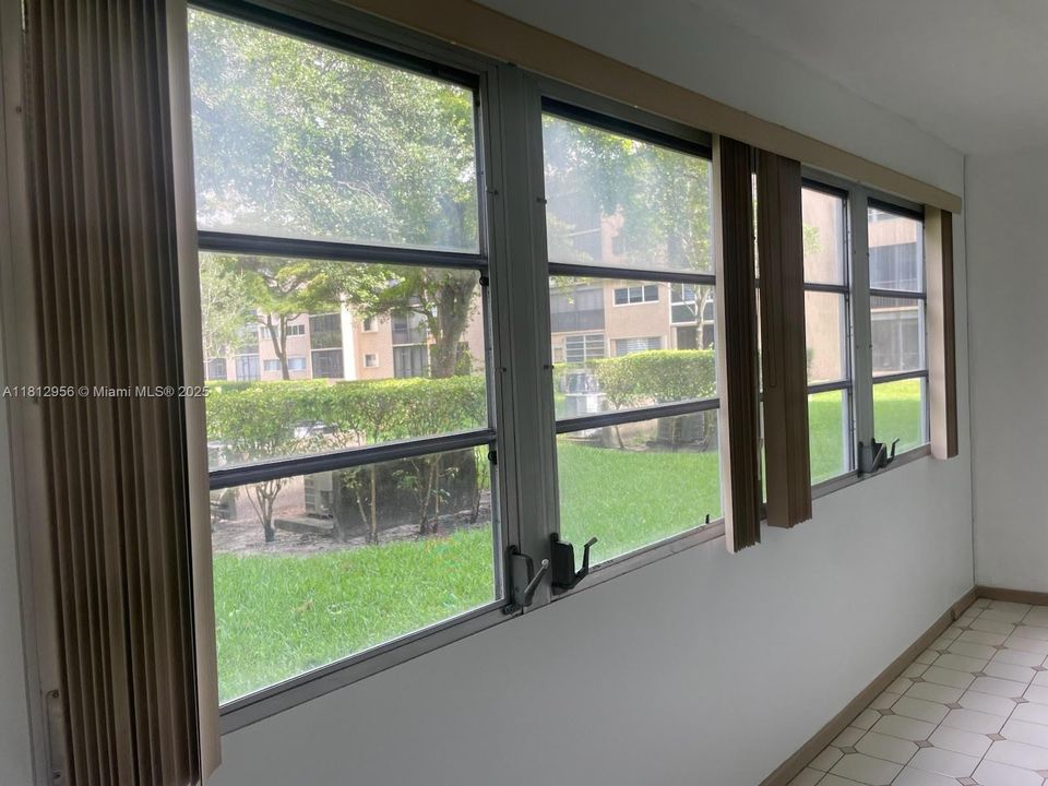 Под контрактом: $137,000 (1 спален, 1 ванн, 0 Квадратных фут)