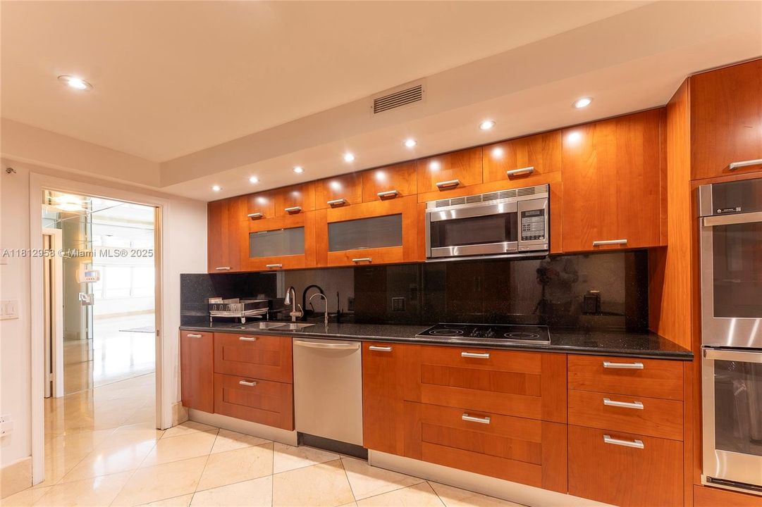 На продажу: $1,800,000 (3 спален, 2 ванн, 2325 Квадратных фут)