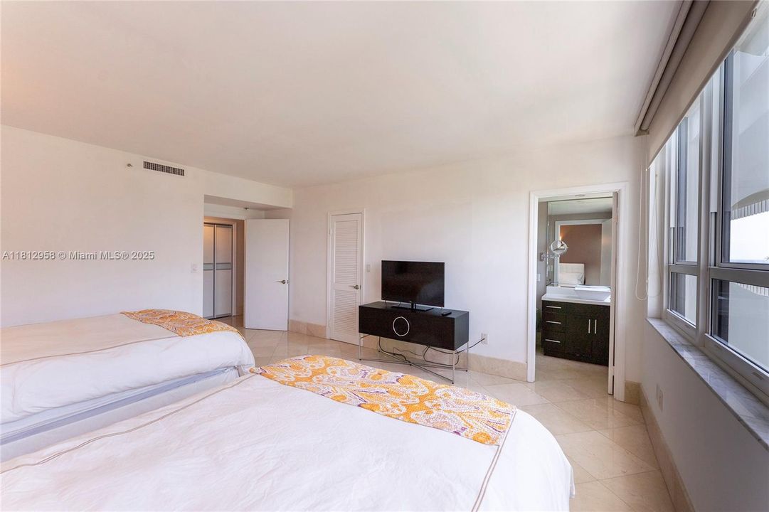 На продажу: $1,800,000 (3 спален, 2 ванн, 2325 Квадратных фут)