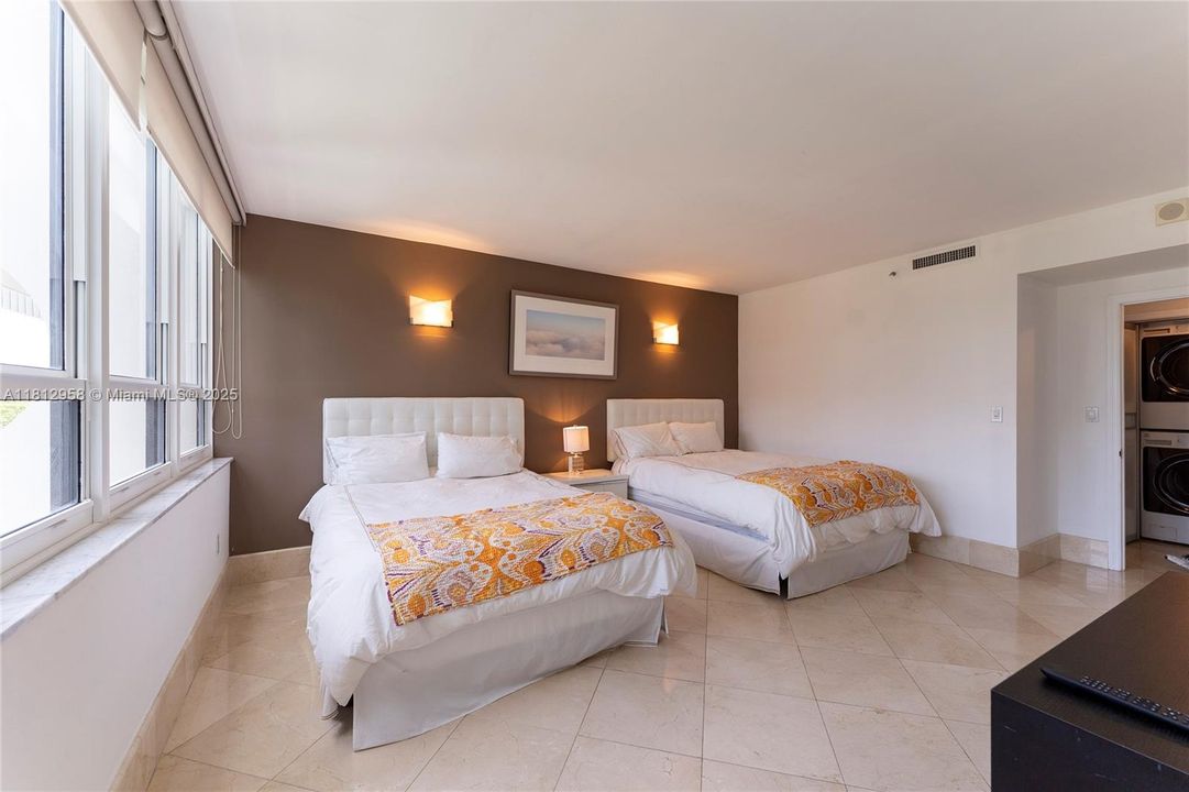 На продажу: $1,800,000 (3 спален, 2 ванн, 2325 Квадратных фут)