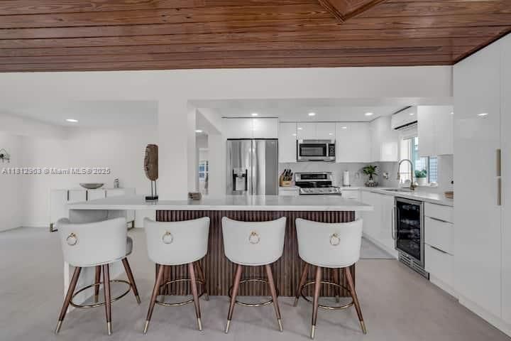 В аренду: $10,000 (4 спален, 2 ванн, 672 Квадратных фут)