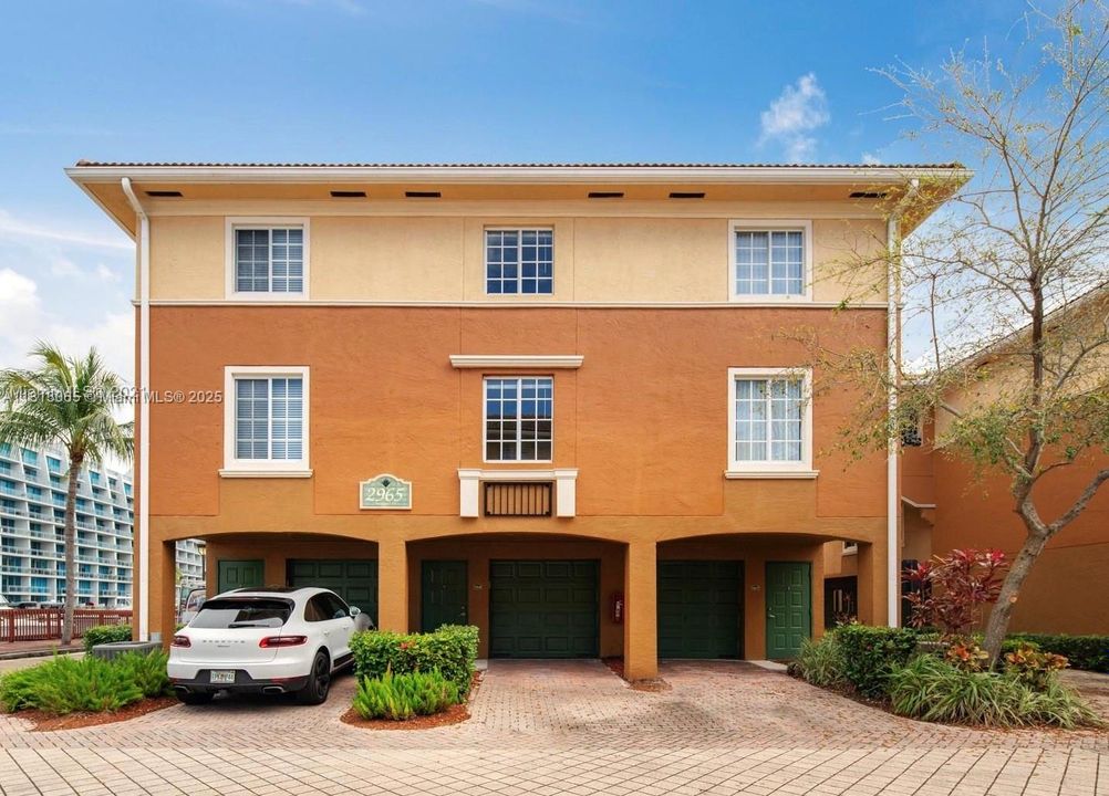 Recently Rented: $2,295 (1 beds, 1 baths, 859 Square Feet)