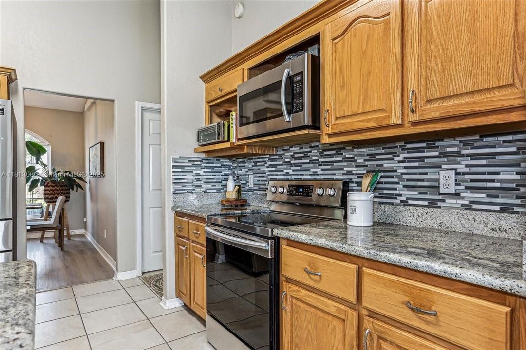 Vendido Recientemente: $375,000 (3 camas, 2 baños, 1902 Pies cuadrados)