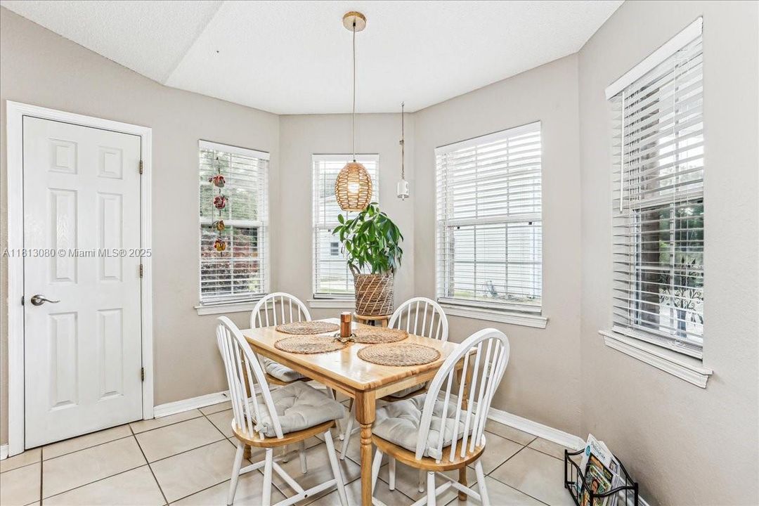 Vendido Recientemente: $375,000 (3 camas, 2 baños, 1902 Pies cuadrados)