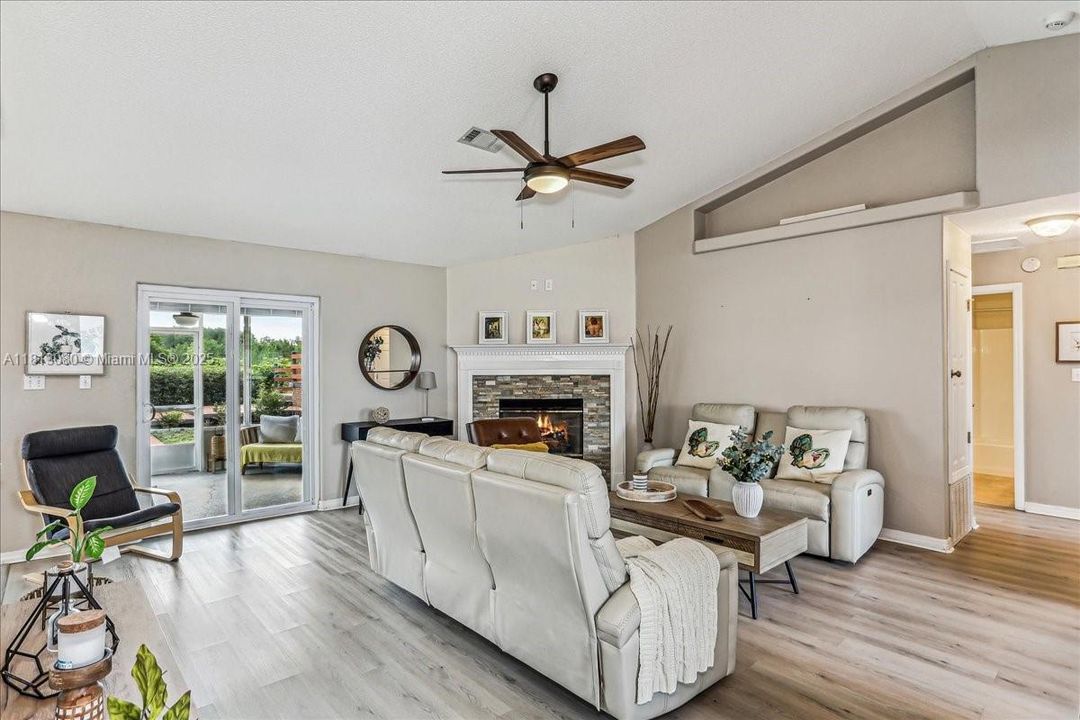 Vendido Recientemente: $375,000 (3 camas, 2 baños, 1902 Pies cuadrados)