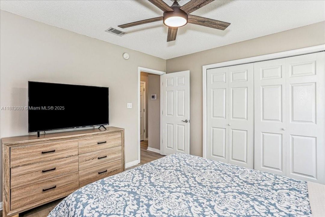 Vendido Recientemente: $375,000 (3 camas, 2 baños, 1902 Pies cuadrados)