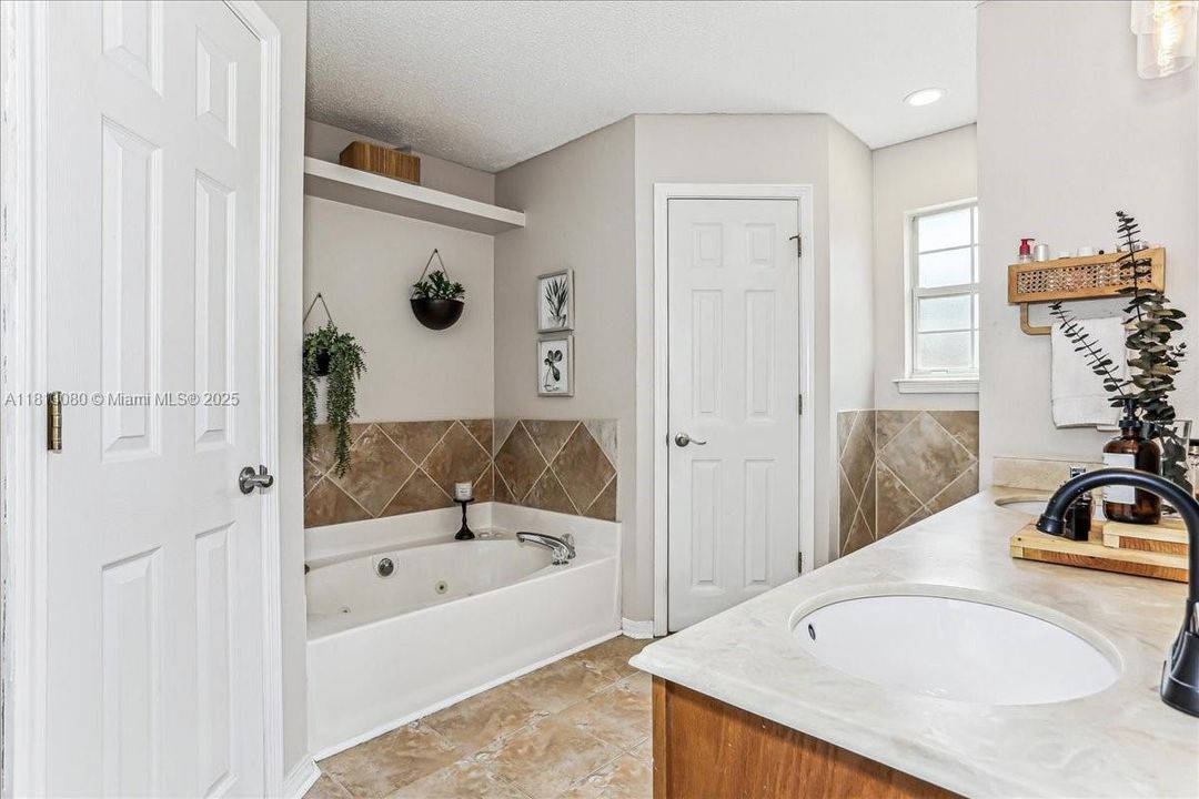 Vendido Recientemente: $375,000 (3 camas, 2 baños, 1902 Pies cuadrados)