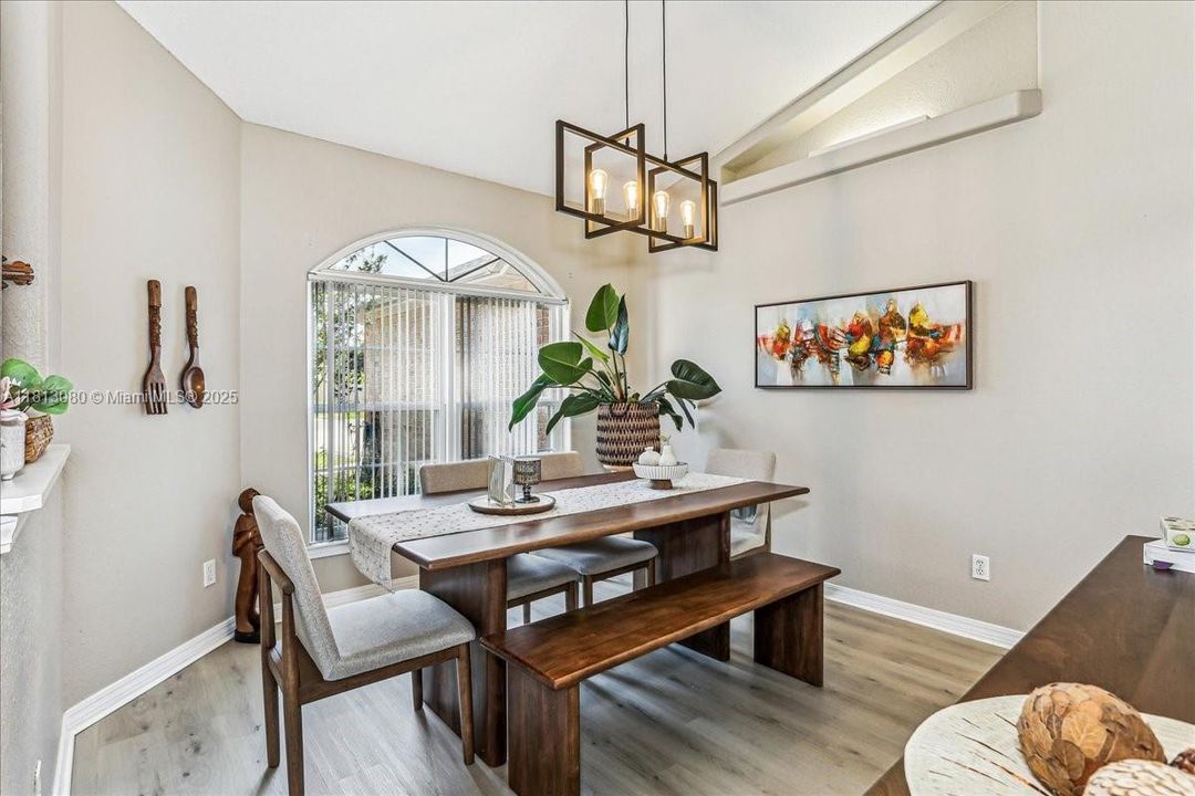 Vendido Recientemente: $375,000 (3 camas, 2 baños, 1902 Pies cuadrados)