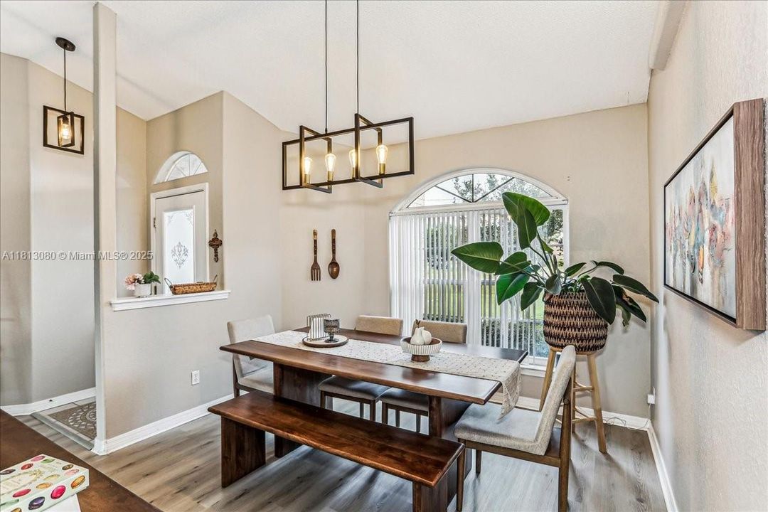 Vendido Recientemente: $375,000 (3 camas, 2 baños, 1902 Pies cuadrados)