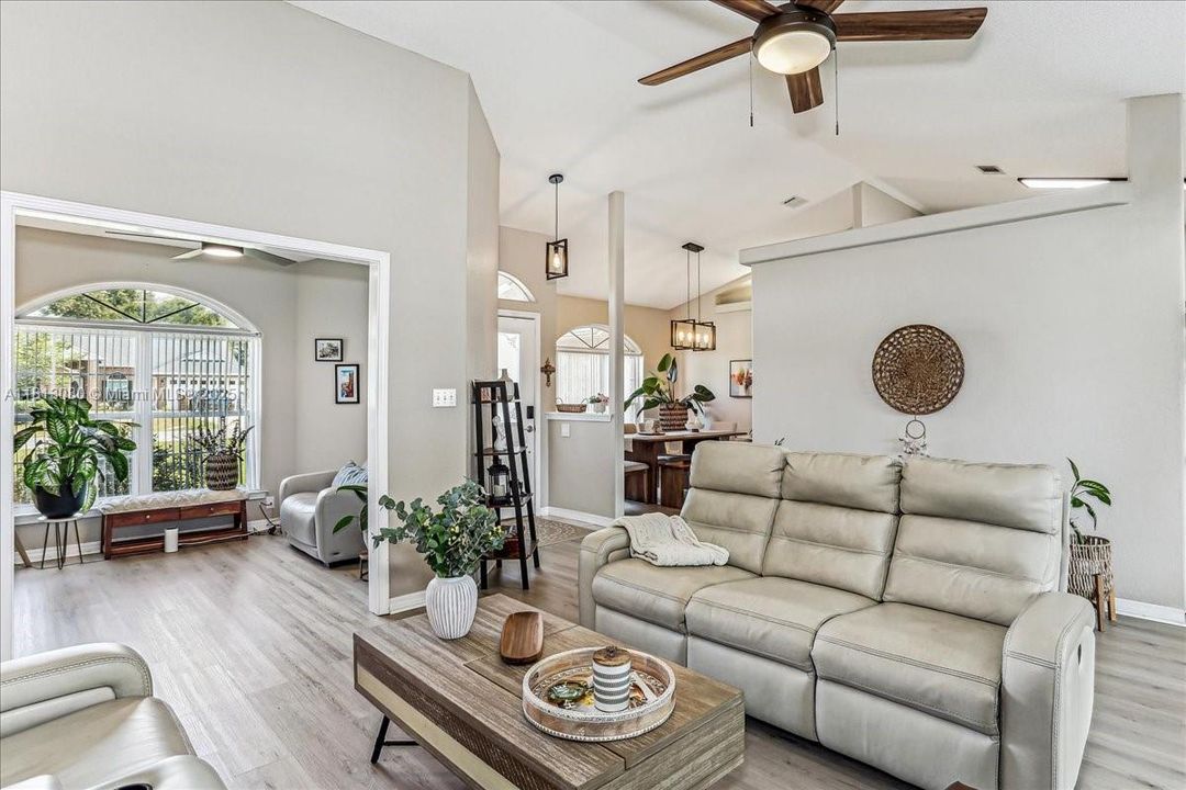 Vendido Recientemente: $375,000 (3 camas, 2 baños, 1902 Pies cuadrados)