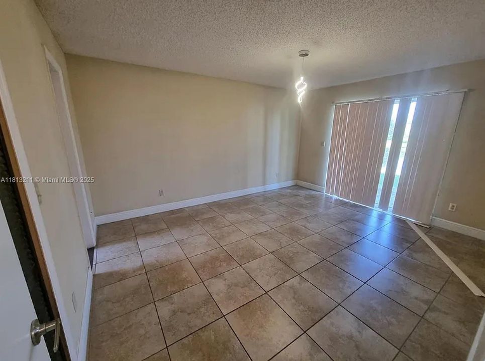 合同活跃: $1,950 (3 贝兹, 2 浴室, 0 平方英尺)