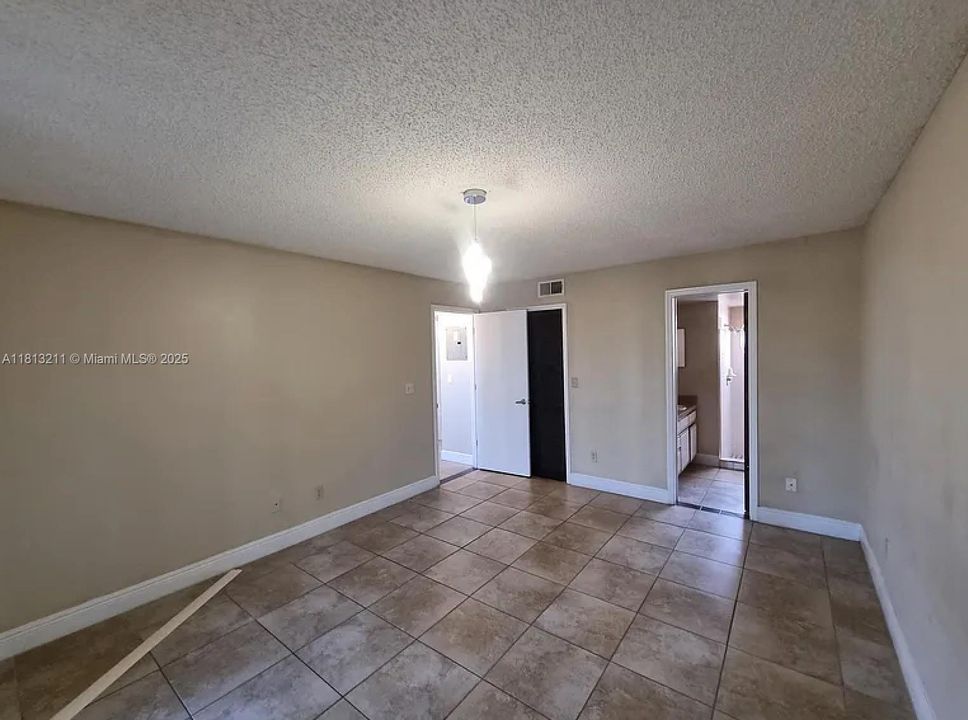 合同活跃: $1,950 (3 贝兹, 2 浴室, 0 平方英尺)