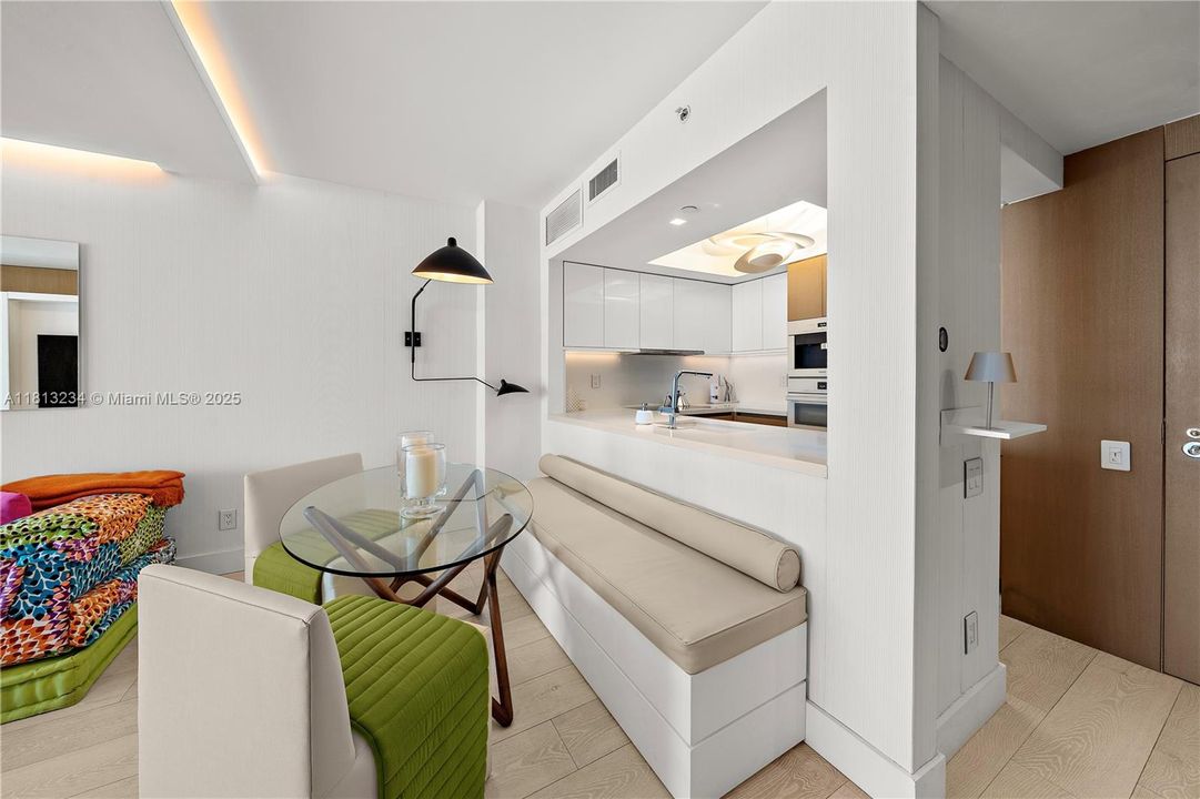 Recently Sold: $1,150,000 (1 beds, 2 baths, 940 Square Feet)