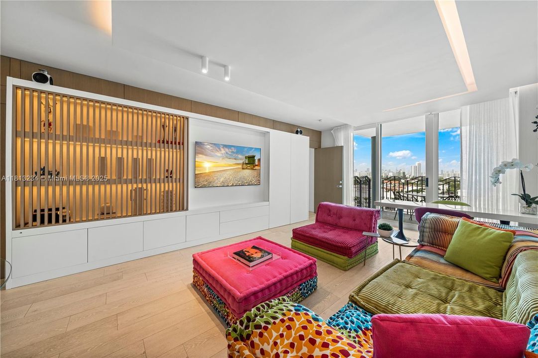 Recently Sold: $1,150,000 (1 beds, 2 baths, 940 Square Feet)