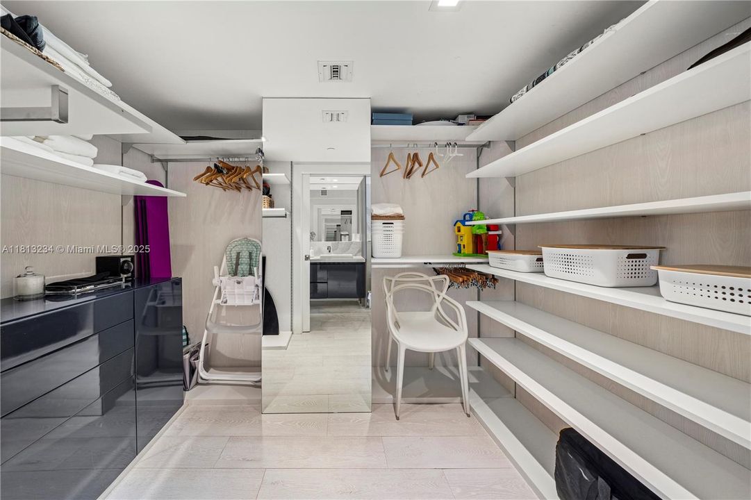 Recently Sold: $1,150,000 (1 beds, 2 baths, 940 Square Feet)