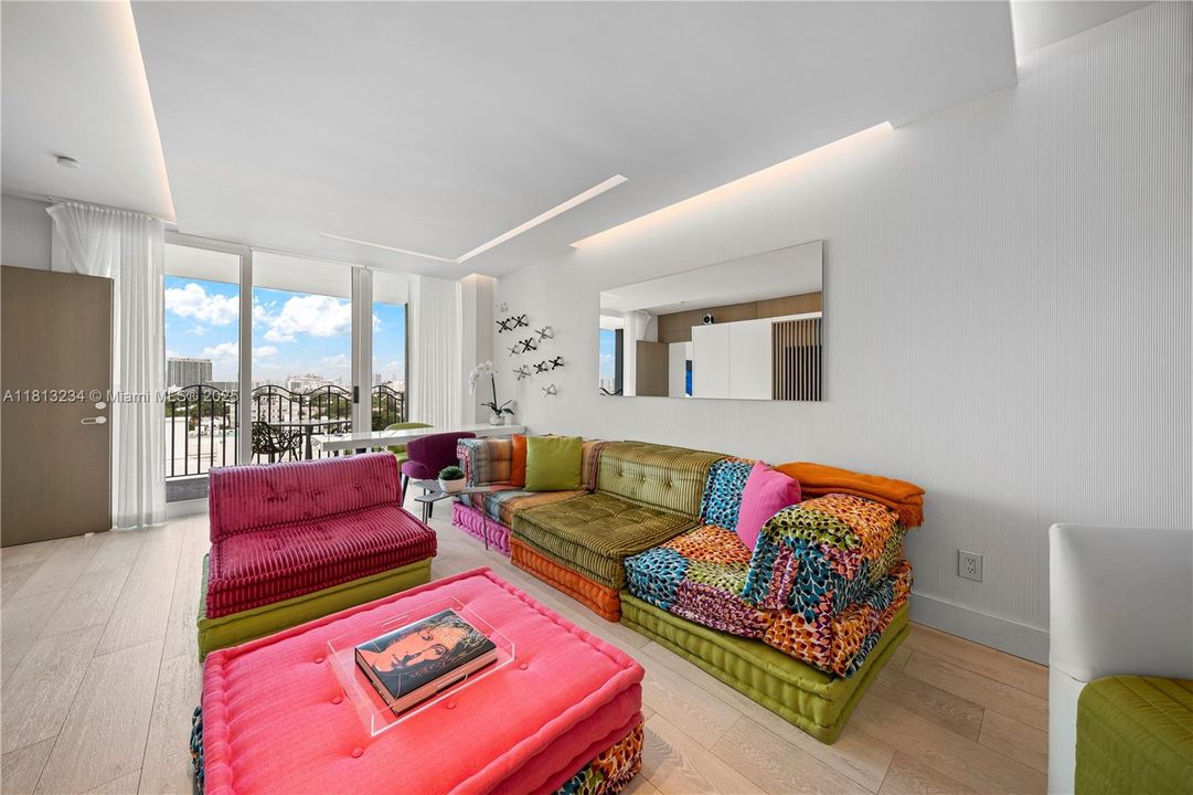Recently Sold: $1,150,000 (1 beds, 2 baths, 940 Square Feet)