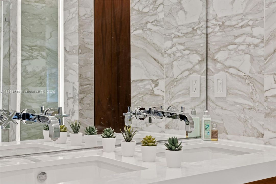 Marble meets Hansgrohe Fixtures