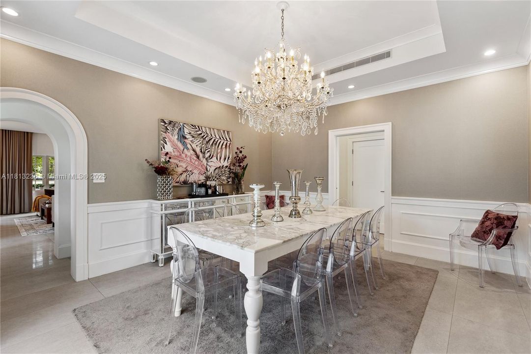 Formal Dining hosts Party of 10