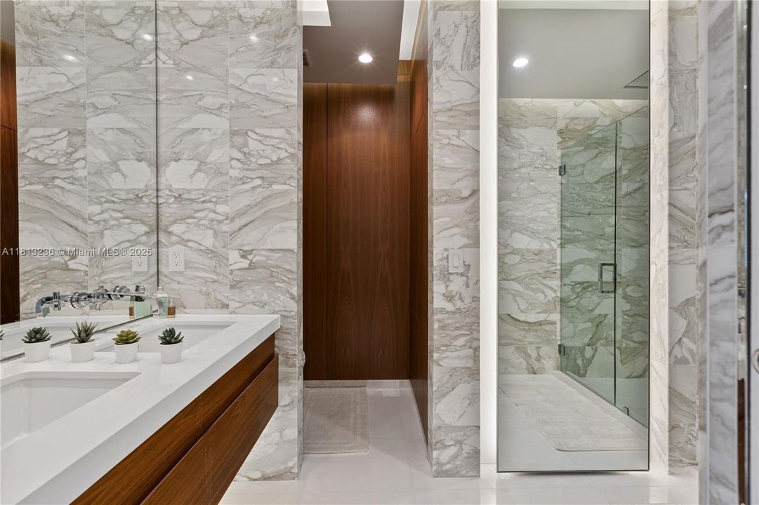 Custom Wood Elements meet Marble & Hansgrohe