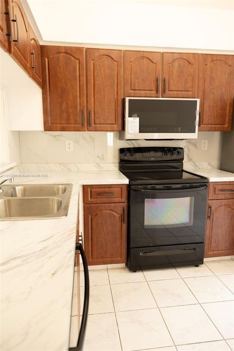 Vendido Recientemente: $440,000 (3 camas, 2 baños, 1449 Pies cuadrados)