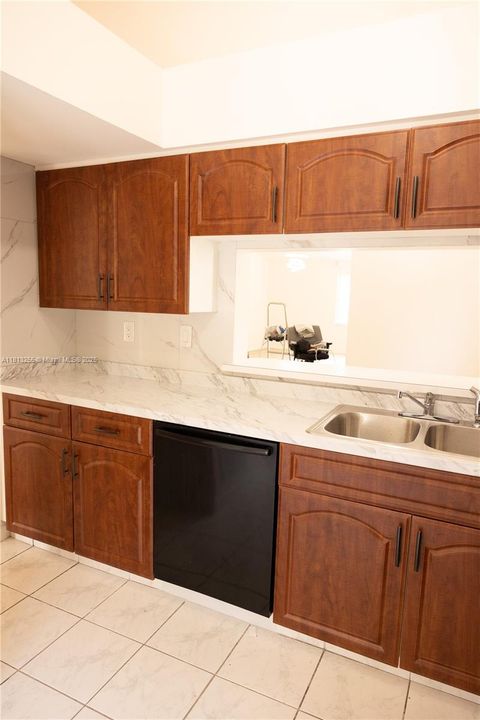 Vendido Recientemente: $440,000 (3 camas, 2 baños, 1449 Pies cuadrados)