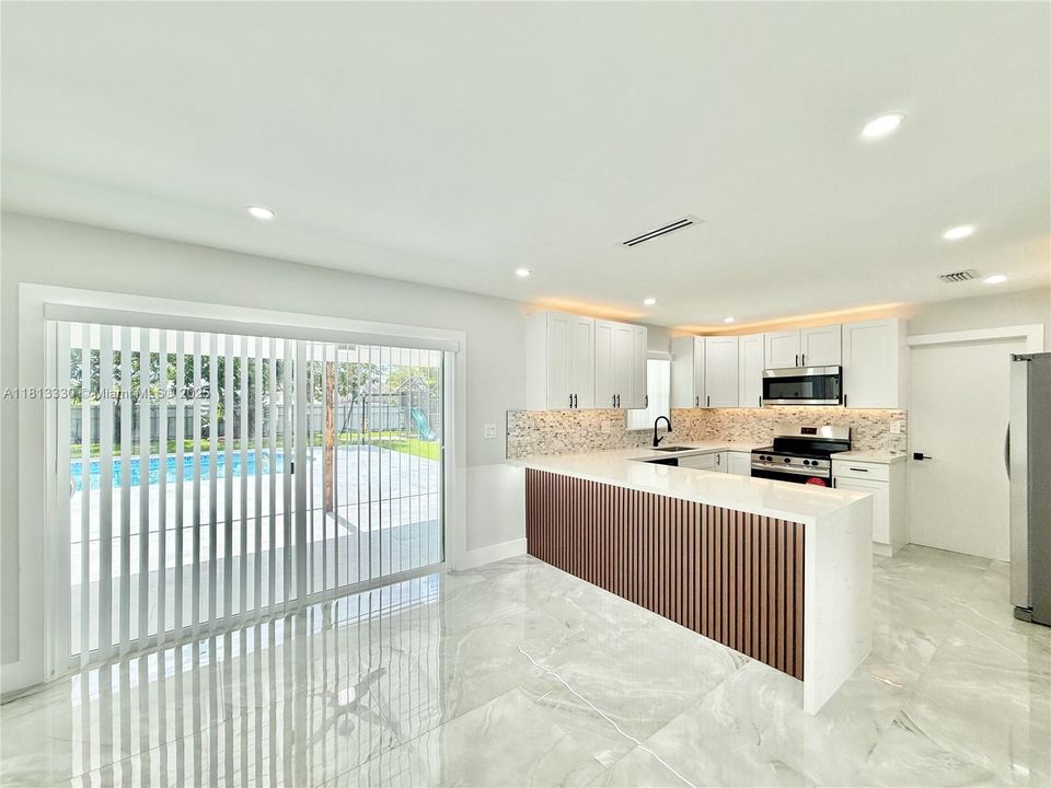 Vendido Recientemente: $995,000 (4 camas, 2 baños, 1480 Pies cuadrados)