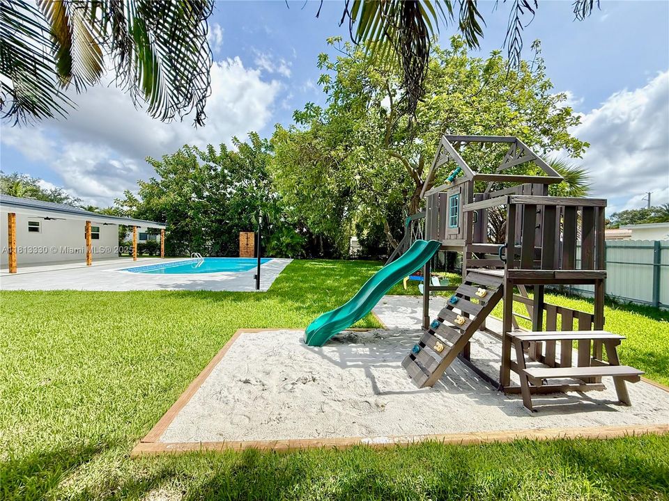 Vendido Recientemente: $995,000 (4 camas, 2 baños, 1480 Pies cuadrados)