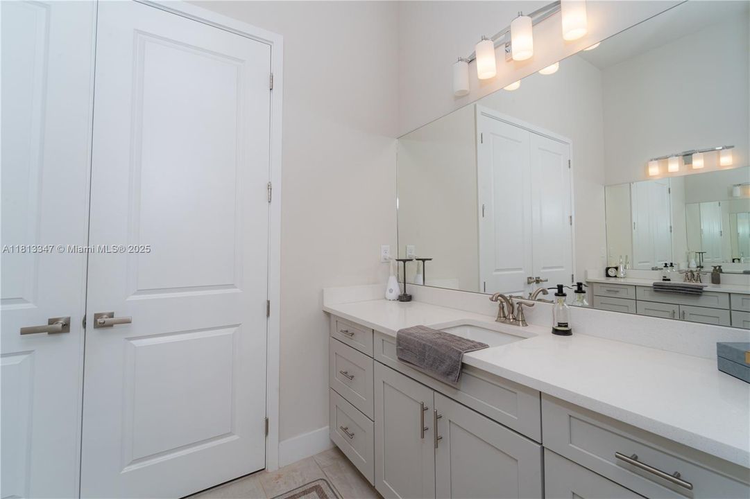 Activo con contrato: $1,025,000 (3 camas, 2 baños, 2545 Pies cuadrados)