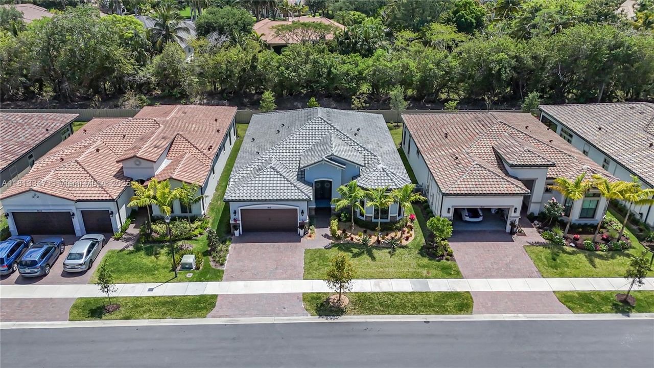 Activo con contrato: $1,025,000 (3 camas, 2 baños, 2545 Pies cuadrados)