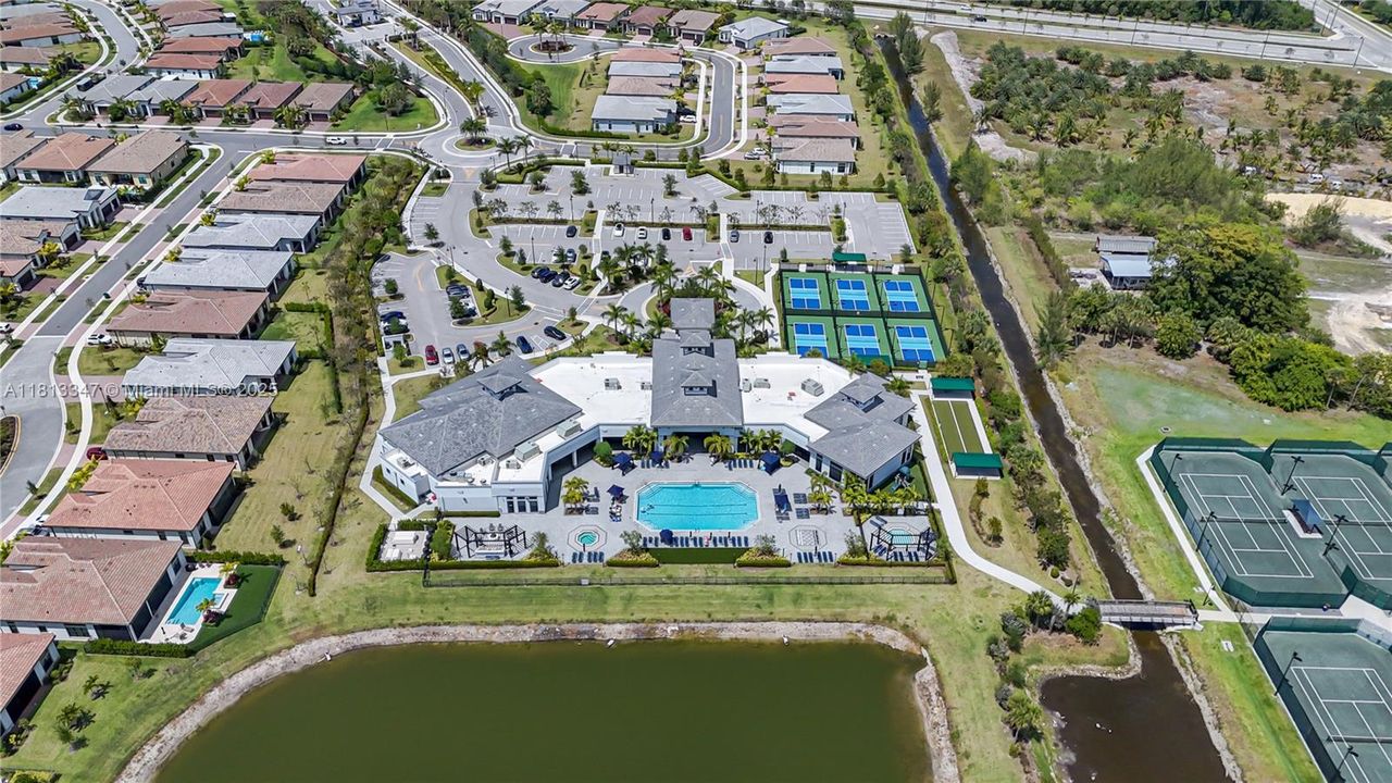 Activo con contrato: $1,025,000 (3 camas, 2 baños, 2545 Pies cuadrados)