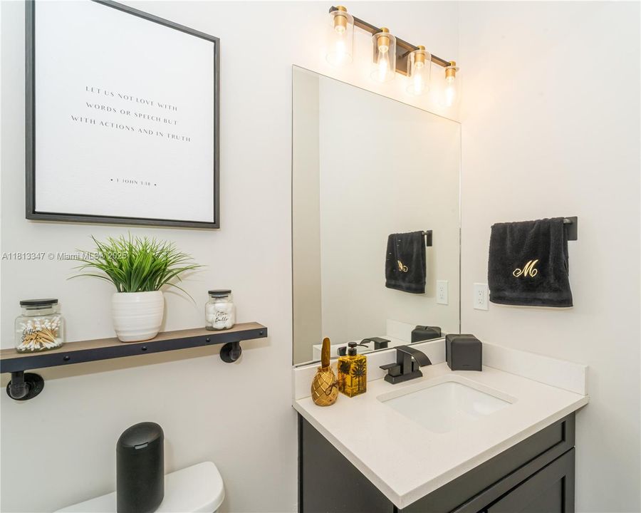 Activo con contrato: $1,025,000 (3 camas, 2 baños, 2545 Pies cuadrados)