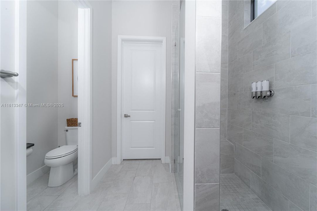 Activo con contrato: $1,025,000 (3 camas, 2 baños, 2545 Pies cuadrados)