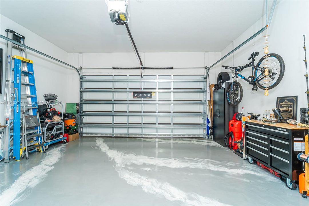 Activo con contrato: $1,025,000 (3 camas, 2 baños, 2545 Pies cuadrados)