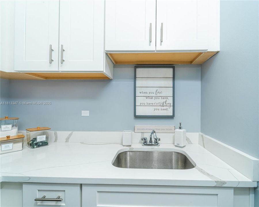 Activo con contrato: $1,025,000 (3 camas, 2 baños, 2545 Pies cuadrados)