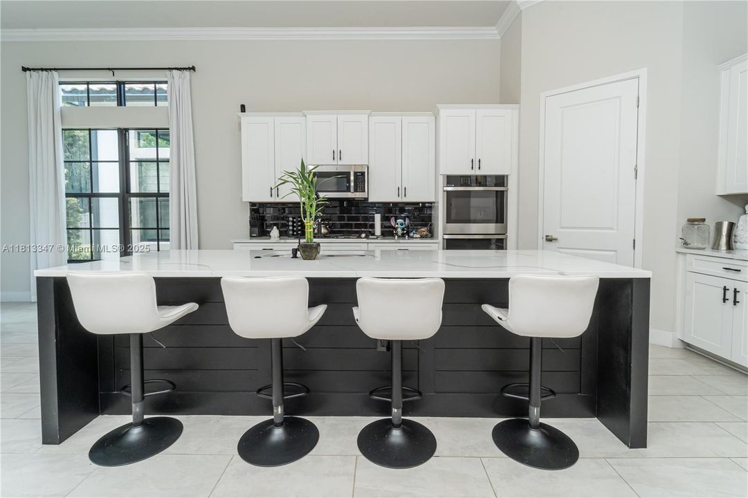 Activo con contrato: $1,025,000 (3 camas, 2 baños, 2545 Pies cuadrados)