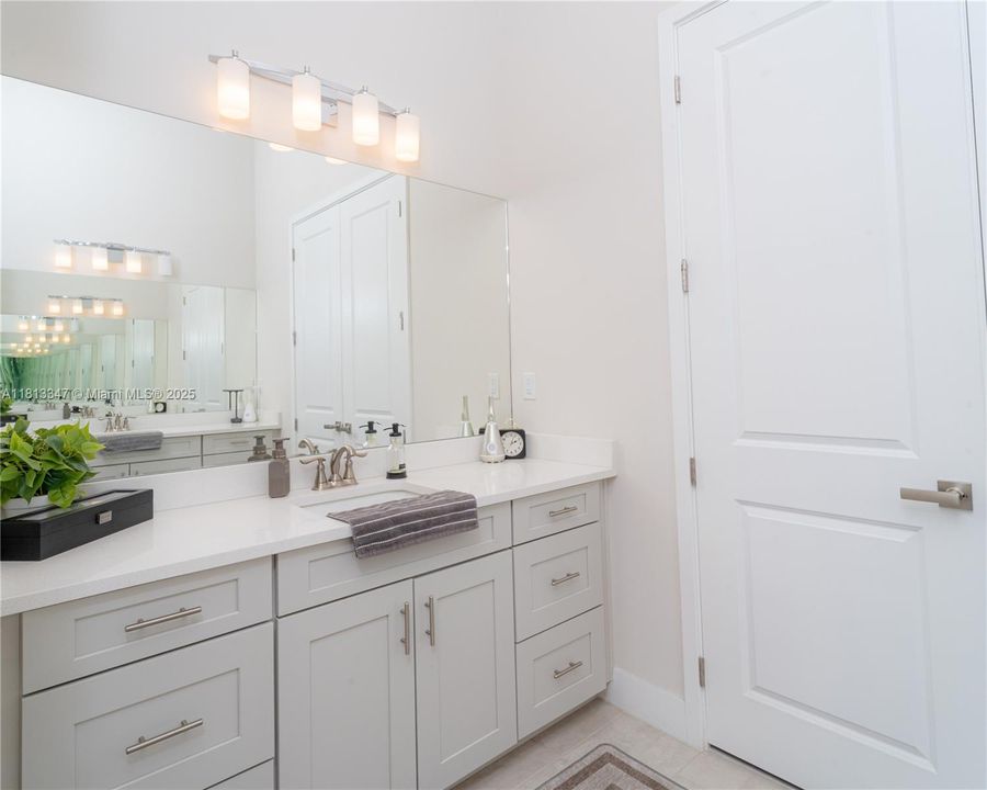 Activo con contrato: $1,025,000 (3 camas, 2 baños, 2545 Pies cuadrados)