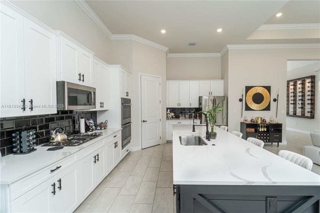 Activo con contrato: $1,025,000 (3 camas, 2 baños, 2545 Pies cuadrados)