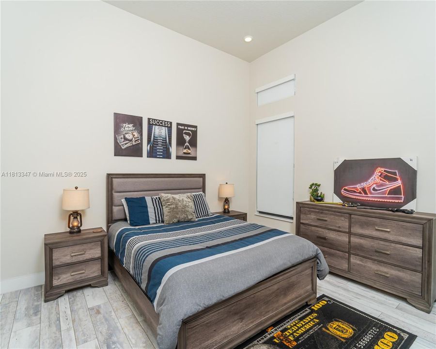 Activo con contrato: $1,025,000 (3 camas, 2 baños, 2545 Pies cuadrados)