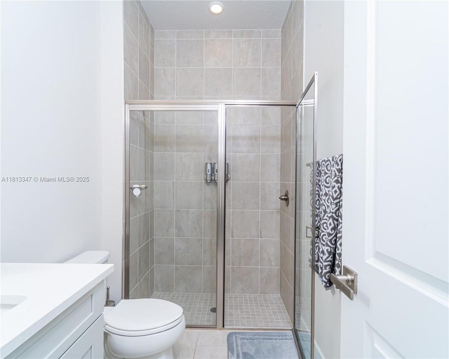 Activo con contrato: $1,025,000 (3 camas, 2 baños, 2545 Pies cuadrados)