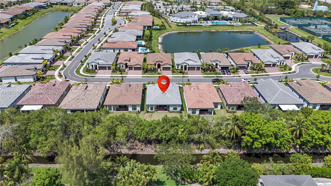 Activo con contrato: $1,025,000 (3 camas, 2 baños, 2545 Pies cuadrados)