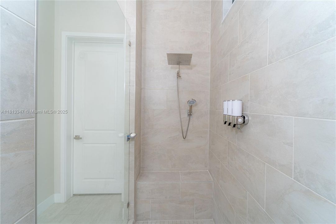 Activo con contrato: $1,025,000 (3 camas, 2 baños, 2545 Pies cuadrados)