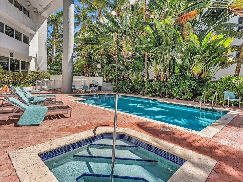 Recently Sold: $525,000 (2 beds, 2 baths, 870 Square Feet)