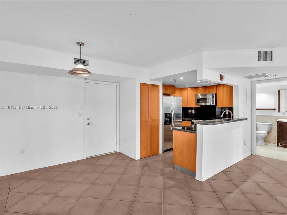 Recently Sold: $525,000 (2 beds, 2 baths, 870 Square Feet)
