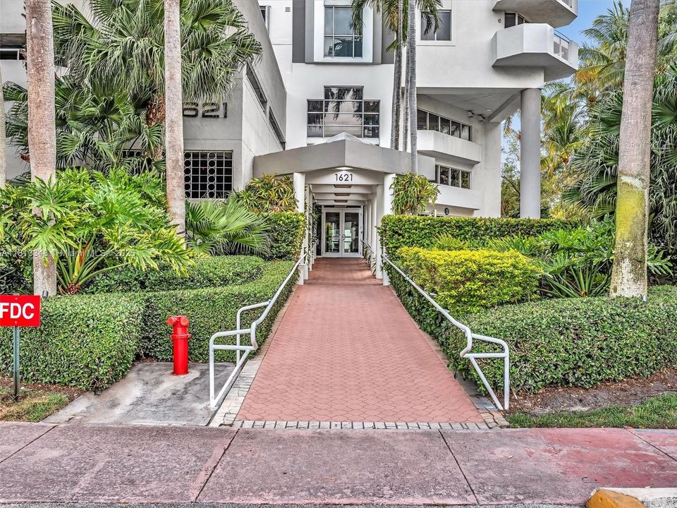 Recently Sold: $525,000 (2 beds, 2 baths, 870 Square Feet)